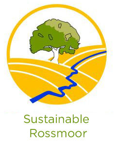 el logotipo, dice Sostenible Rossmoor, muestra una ilustración de colinas cubiertas de hierba, un árbol sano y un río