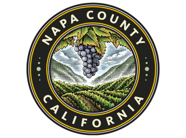 カリフォルニア州ナパ郡の円形のロゴは、スチュワードシップとサービスへの取り組みの伝統、ブドウのブドウ園のイラストを示しています