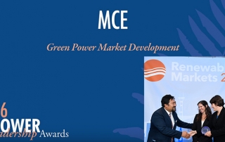 MCE Account Manager, Ben Choi accepts Green Power Leadership Award from presenter, Chief Executive Officer, Dawn Weiz smiles