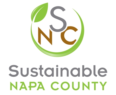 el logotipo, dice el condado de Napa Sostenible, muestra una ilustración de las letras S, N y C envueltas en hojas circulares y tallos de plantas