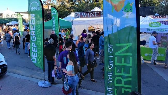 Участники фестиваля искусства и вина в Лафайете, всплывающие баннеры, говорит MCE Глубокий зеленый 100% возобновляемый источник энергии