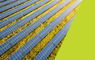 campo de paneles solares con pancarta que dice Energía 101: Solar, ¿Qué es la energía solar, cómo funciona la energía solar?