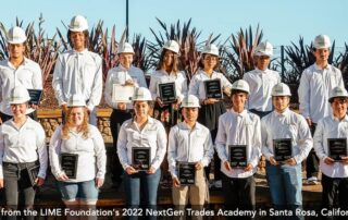 カリフォルニア州サンタローザにある LIME 財団の 2022 年 NextGen Trades Academy の卒業生集団